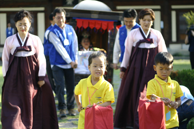 한국전통혼례 - 연지찍고, 곤지찍고